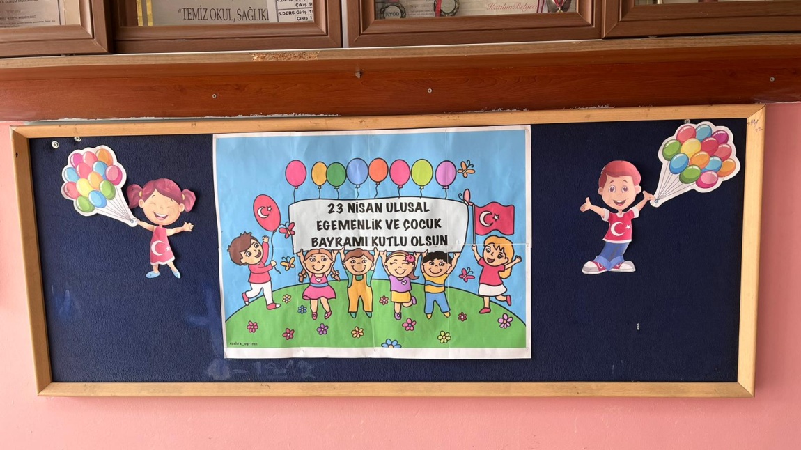 23 Nisan Ulusal Egemenlik ve Çocuk Bayramı için Okul Panosu Hazırlandı ve Sınıflar Süslendi.
